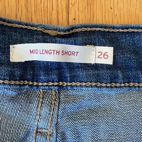 Levi’s mid length short 26 - Picture 3 of 3